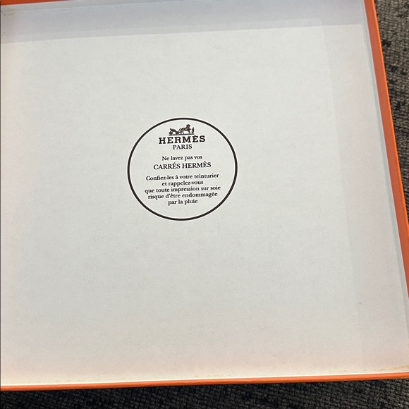 Authentic Hermès L’Atlantide %100 Silk Scarf Carré 90 Red Orange Made in France - Picture 15 of 15